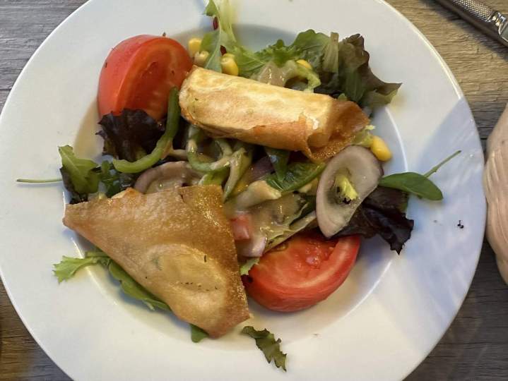 Salade avec de Nem et sambos La Ciotat